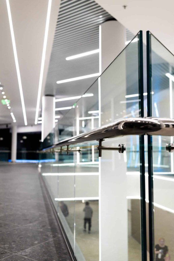 Les avantages du garde-corps en verre pour votre terrasse