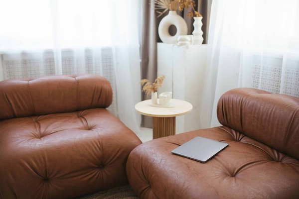 Quels sont les avantages d'un revêtement cuir pour les chaises d'intérieur ?