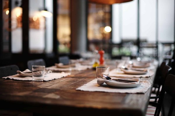 Accueillez vos nombreux convives avec la table de repas